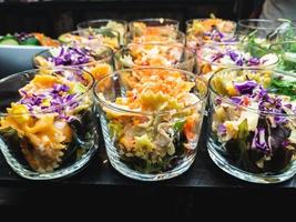 sélection de salades au buffet photo