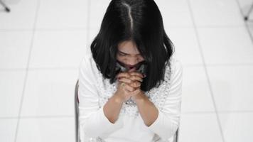 une femme chrétienne priant humblement à l'église photo
