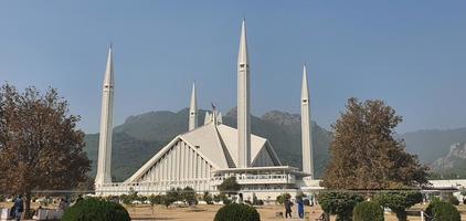 islamabad, punjab, pakistan, 2022, mosquée faisal dans la ville d'islamabad avec montagne verte et plantes photo