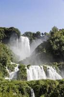 Cascade de marmore dans la région de l'ombrie, en italie. incroyable cascade éclaboussant dans la nature. photo