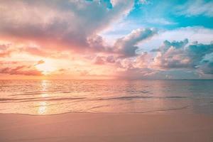 gros plan de plage de ciel de sable de mer. paysage panoramique. inspirer l'horizon du paysage marin de la côte de la plage tropicale. horizon vagues surf rivage calme tranquille détente lumière du soleil humeur estivale. bannière de vacances de voyage de vacances photo