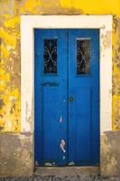 dessin à l'aquarelle d'une vieille maison colorée avec porte bleue