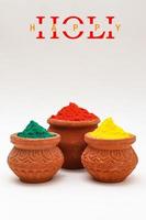 festival indien holi concept bol multi-couleurs avec fond coloré. photo