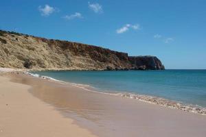 belle plage de sagres. ciel bleu, jour d'été, pas de personnes. le Portugal photo