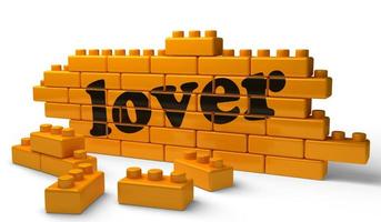 mot d'amant sur le mur de briques jaunes photo
