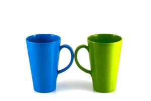 tasse verte et bleue isoler sur fond blanc photo