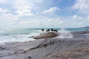 vue sur la mer à hin ta hin yai grand-père et grand-mère rock sur l'île de koh samui, thaïlande invisible et étonnante. photo