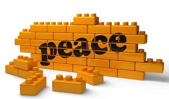 mot de paix sur le mur de briques jaunes photo