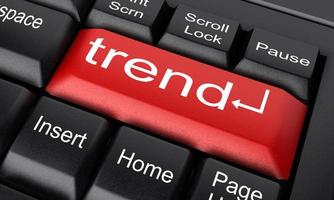 mot tendance sur le bouton clavier rouge photo