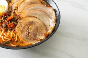 nouilles ramen soupe épicée au tomyum avec rôti de porc photo