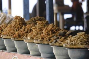 crevettes frites dans une rue de la ville de gunung kidul, indonésie. photo