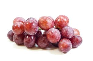 raisins rouges, isolés sur fond blanc.