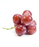 raisins rouges, isolés sur fond blanc.