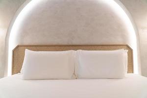 oreillers blancs confortables sur le lit photo