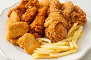 poulet frit avec frites et nuggets sur assiette photo