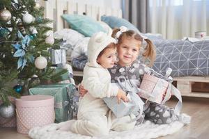 deux soeurs dans un studio décoré de noël aux couleurs pastel photo