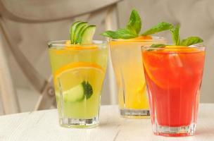 un verre avec une boisson sur la table photo