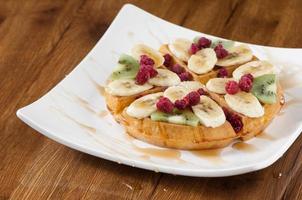 gâteau sur une assiette carrée photo