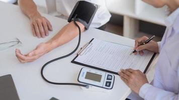 médecin mesurant et vérifiant la pression artérielle du patient à l'hôpital, les soins de santé et le concept de médecine.