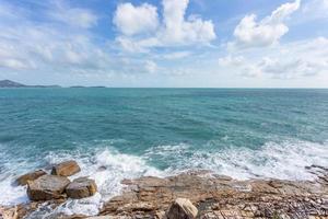 vue sur la mer et pierre rocheuse sur l'île de koh samui, thaïlande invisible et étonnante. photo