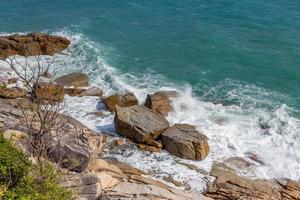 vue sur la mer et pierre rocheuse sur l'île de koh samui, thaïlande invisible et étonnante. photo