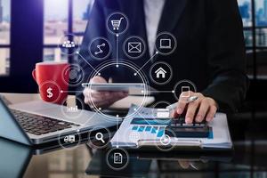 homme d'affaires travaillant avec un téléphone intelligent, un ordinateur portable et une tablette numérique au bureau avec des supports de marketing numérique photo