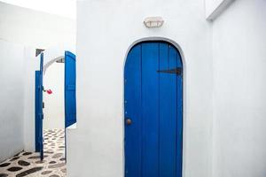 vieille porte bleue en bois de la grèce maison traditionnelle blanche santorin
