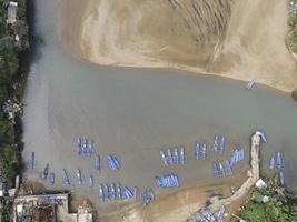 vue aérienne de dessus de bateaux traditionnels sur la plage du lagon en indonésie photo