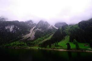 lac avec montagnes et brouillard photo