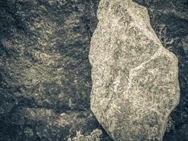 texture de roche de pierre avec des couleurs de mousse orange et de lichen norvège. photo