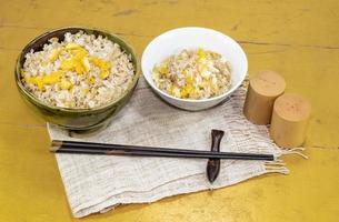 riz frit avec oeuf dans un bol sur fond de bois. photo