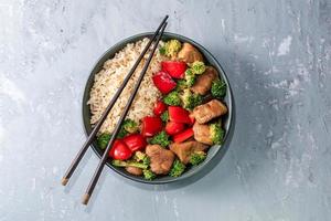 plat de riz poulet frit et poivre de brocoli de légumes dans un bol photo