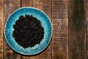 aliments sains riz noir dans une assiette bleue photo