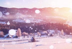 paysage d'hiver mystérieux montagnes majestueuses en hiver. arbre couvert de neige d'hiver magique. carte de voeux photo. effet de lumière bokeh, filtre doux. carpates. Ukraine. L'Europe  photo