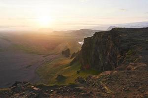 coucher de soleil coloré sur les montagnes. une vue fantastique sur le paysage islandais. monde de la beauté photo