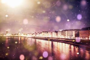 panorama de la ville nocturne de dusseldorf en hiver pendant une tempête de neige. effet de lumière bokeh, filtre doux photo