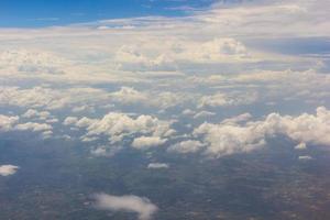 ciel bleu avec des nuages dans l'avion photo