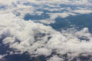 ciel bleu avec des nuages dans l'avion photo