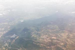 ciel bleu avec des nuages dans l'avion photo