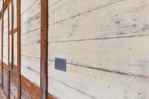 vieilles planches de bois minables avec peinture de couleur fissurée photo