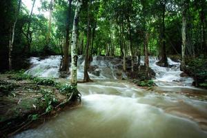 cascade de pha tad dans le parc national de la province de kanchanaburi, thaïlande