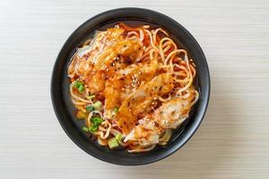 nouilles ramen avec gyoza ou boulettes de porc photo