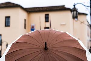 parapluie humide avec bâtiment en arrière-plan photo