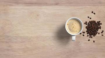 vue de dessus des plats de café sur la tasse photo