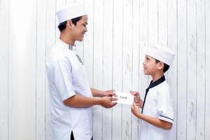 tradition du peuple indonésien lors de la célébration de l'eid mubarak de distribution d'argent ou appelée thr photo