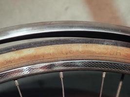 marquages de taille sur pneu de vélo photo