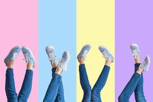 collage de jambes féminines en jeans et baskets sur fond coloré photo