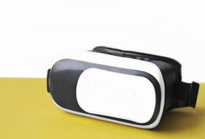 casque de réalité virtuelle blanc réaliste. réalité augmentée, cyberespace et innovation. gadgets de jeu. photo