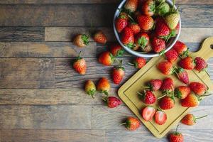 la fraise fraîche est un fruit sucré sur une table en bois photo