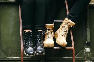 une belle fille et un bel homme dans un camion militaire. histoire d'amour. véhicule militaire. mode militaire.montagnes des carpates photo